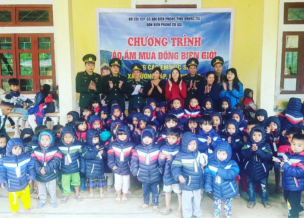 Tặng áo ấm cho học sinh biên giới