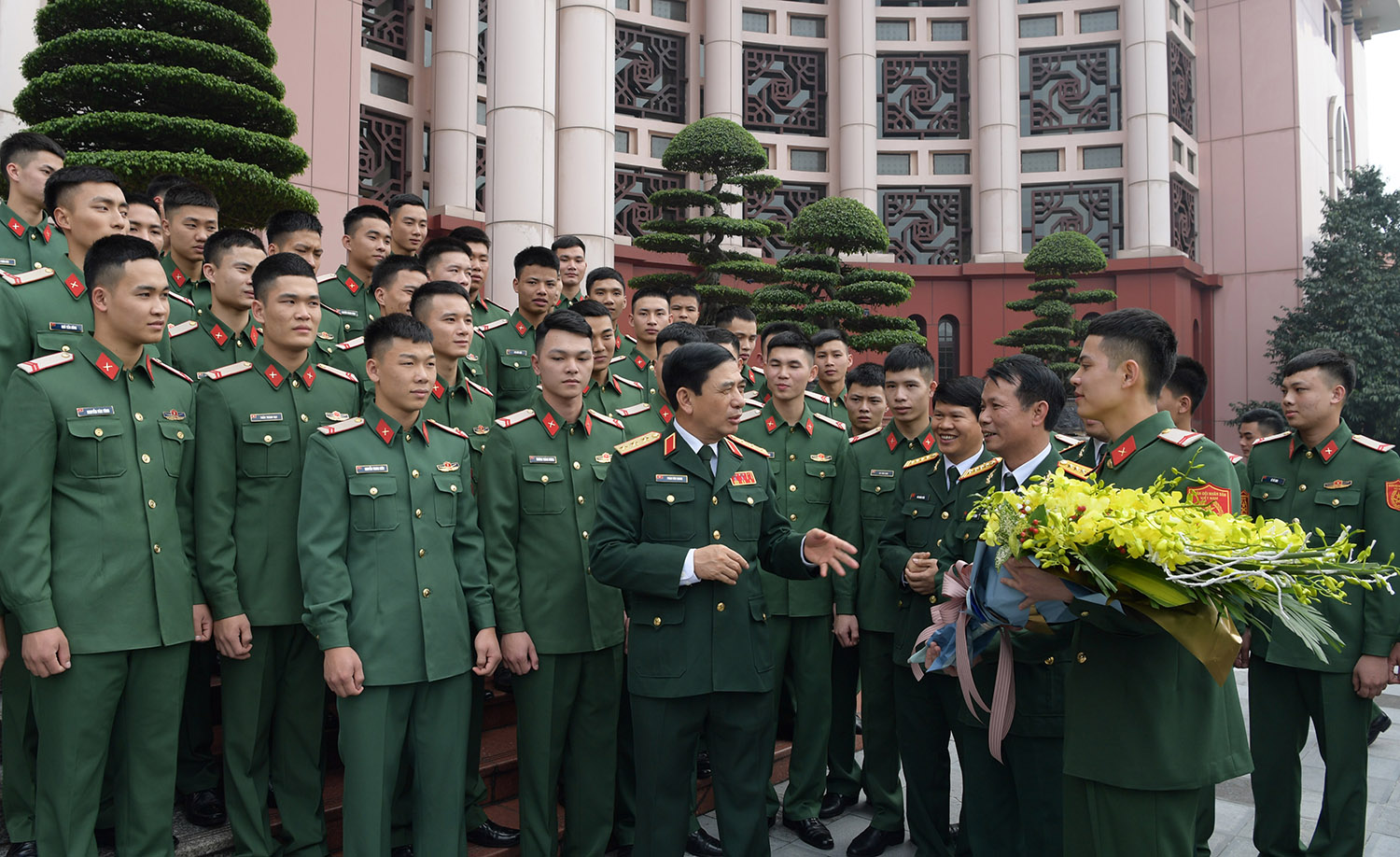 Hạ sĩ quan, binh sĩ xuất ngũ tiếp tục là tấm gương sáng khi trở về địa phương