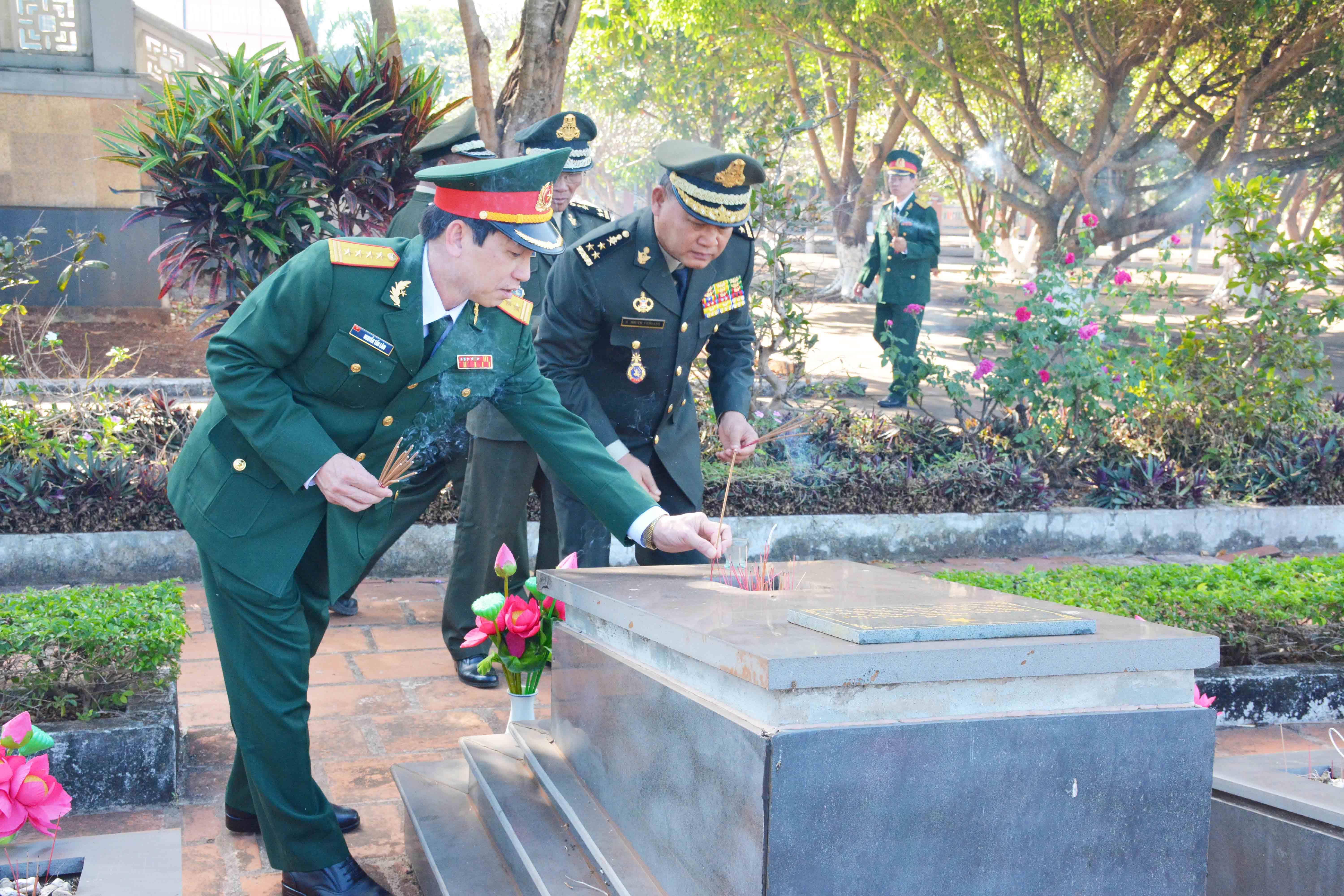 Thắp sáng ngọn lửa tri ân Quân tình nguyện Việt Nam