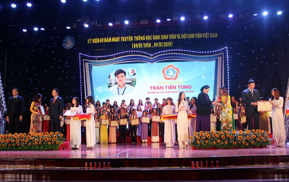 Tuyên dương “Sinh viên 5 tốt” và trao Giải thưởng “Sao tháng Giêng” năm 2018

