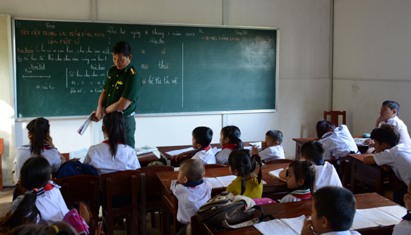 Thắm tình quân dân nơi đảo xa