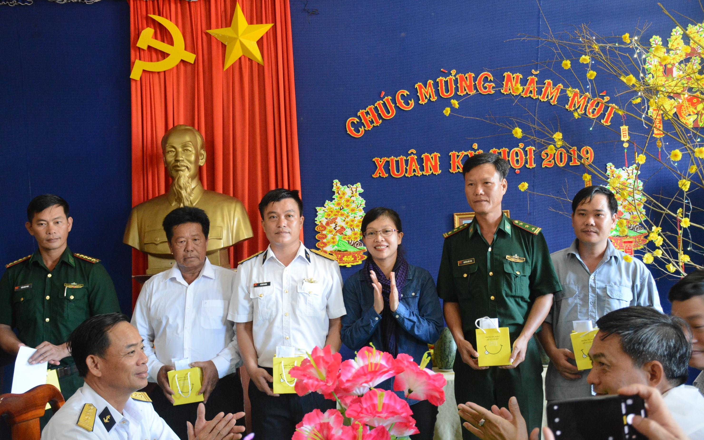 Trao gửi niềm tin đến bộ đội