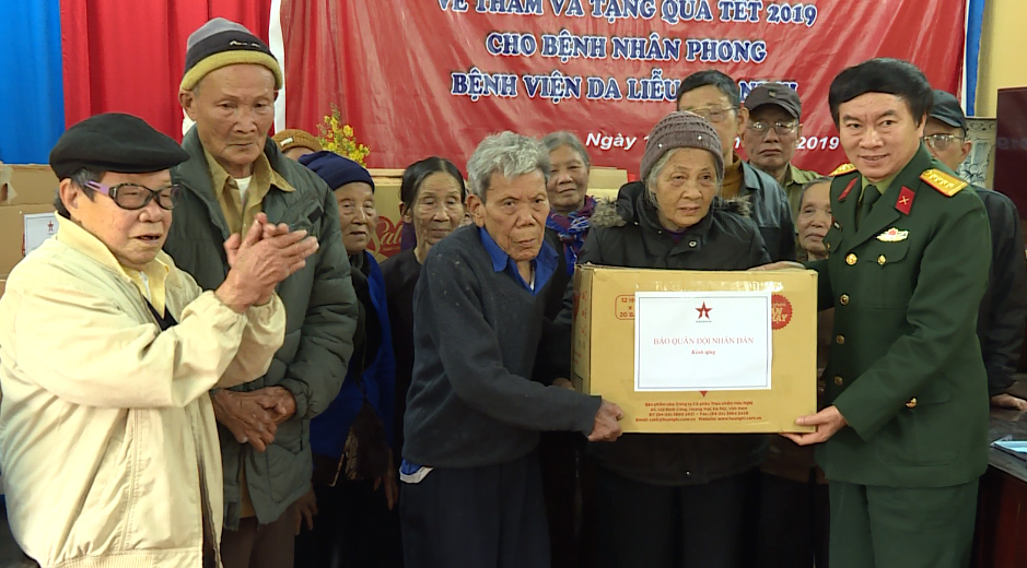 Báo Quân đội nhân dân thăm, tặng quà các bệnh nhân Trại phong Quả Cảm, Bắc Ninh

