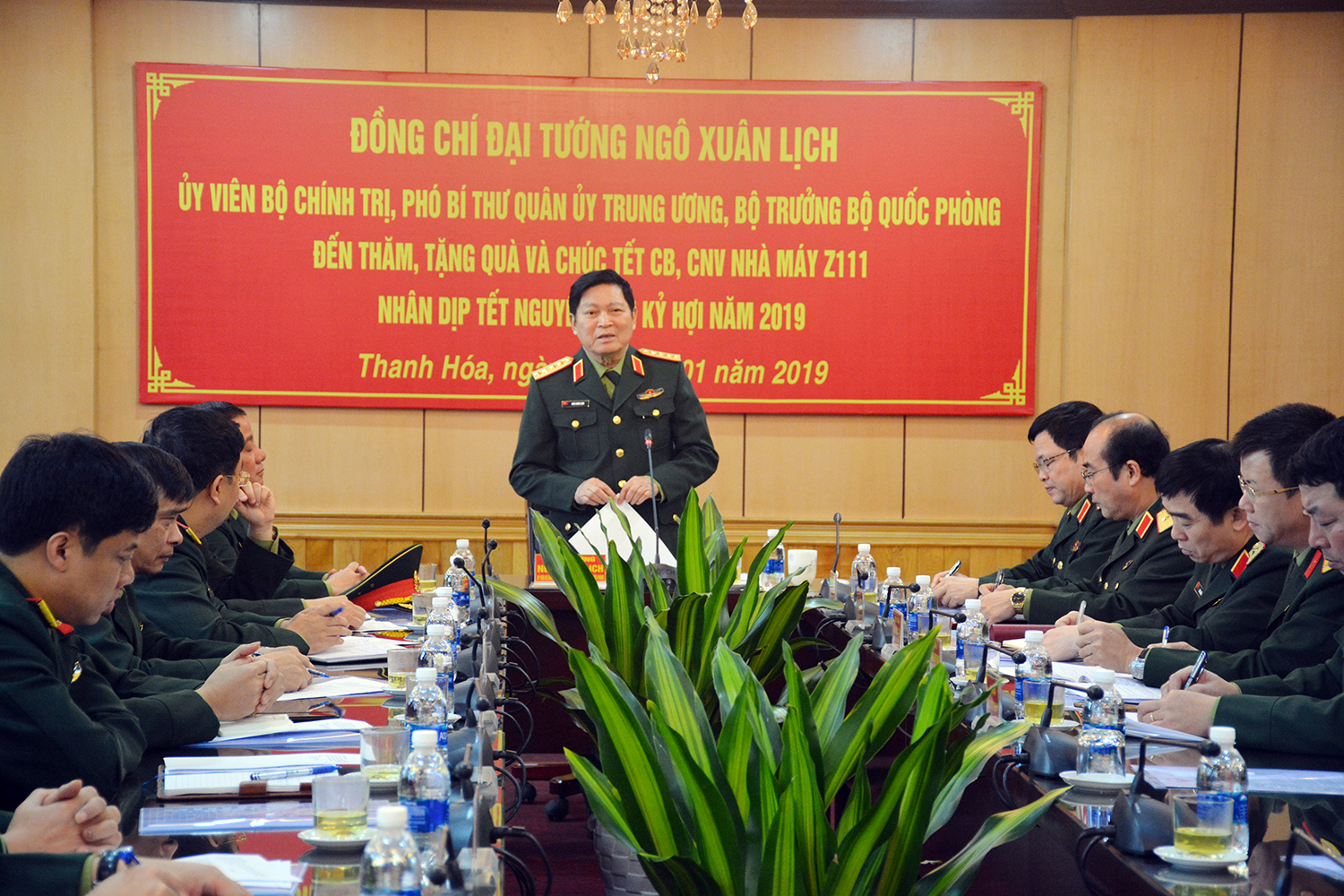 Đại tướng Ngô Xuân Lịch thăm, tặng quà, chúc tết cán bộ, công nhân viên Nhà máy Z111

