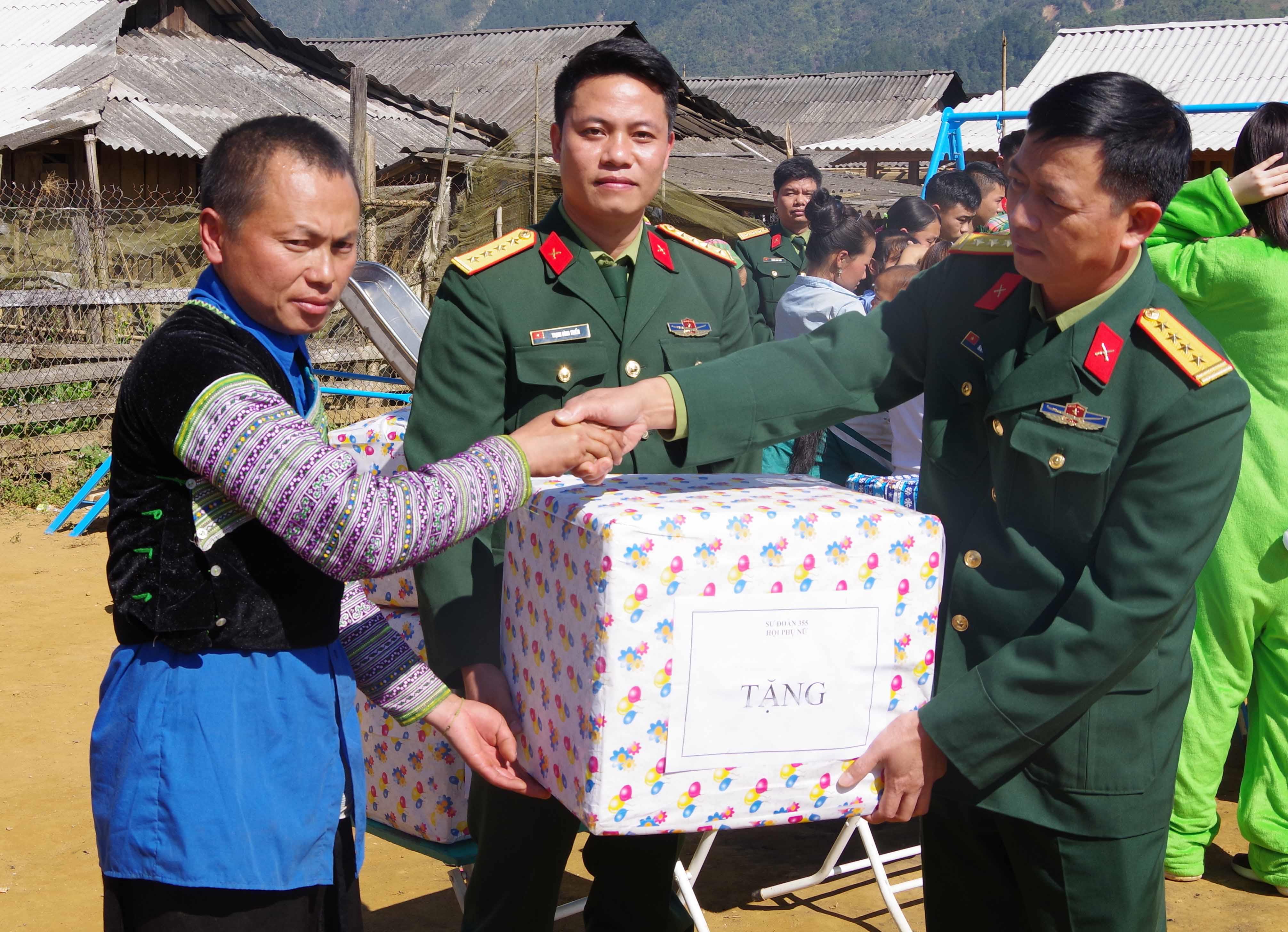 Nồng ấm tình quân dân trên đỉnh Cu Vai