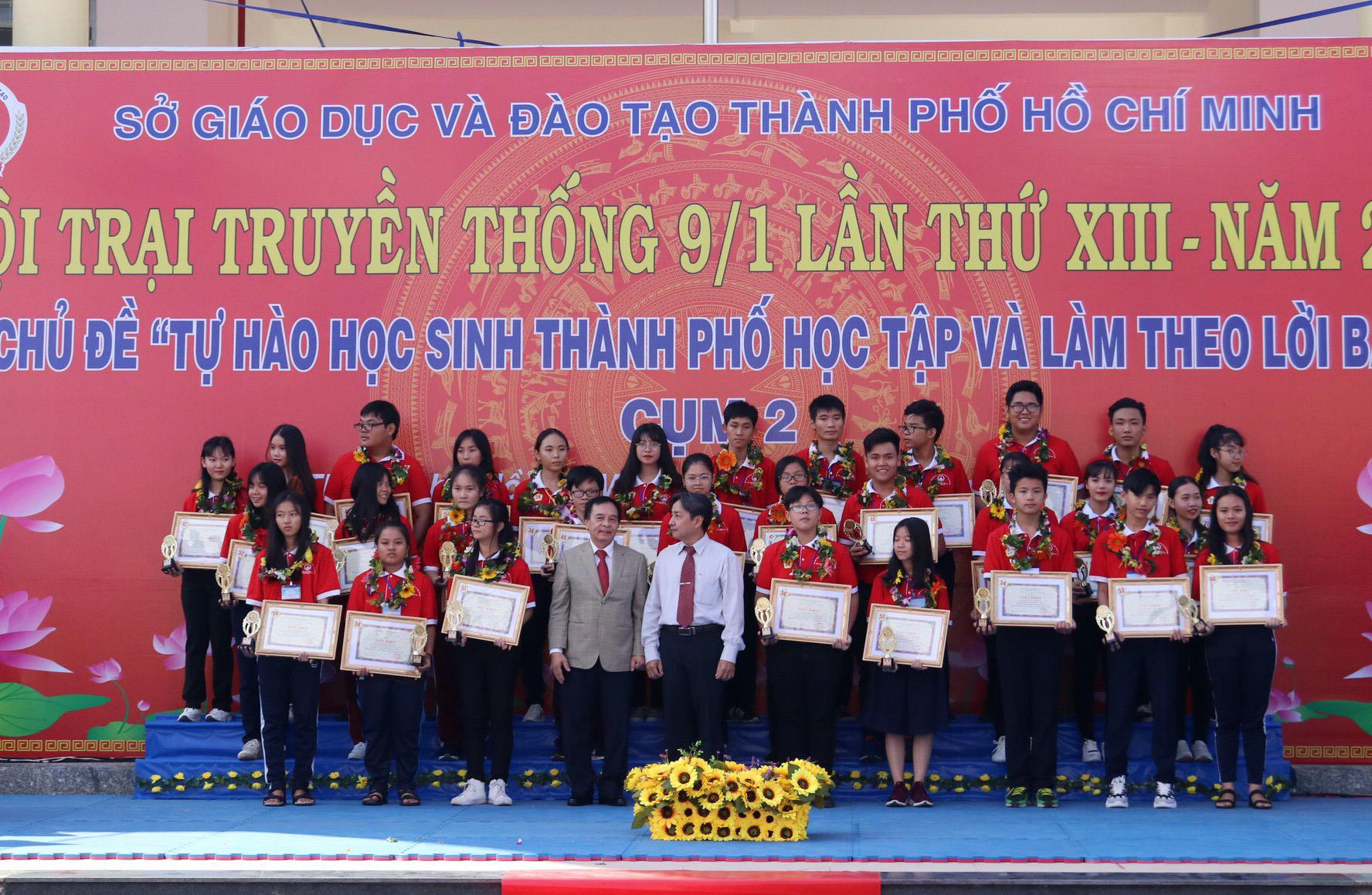 Học sinh học tập và làm theo lời Bác
