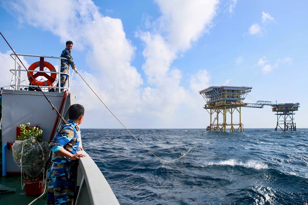 Thủy thủ tàu Trường Sa 19 phối hợp đón dây từ nhà giàn thả xuống.