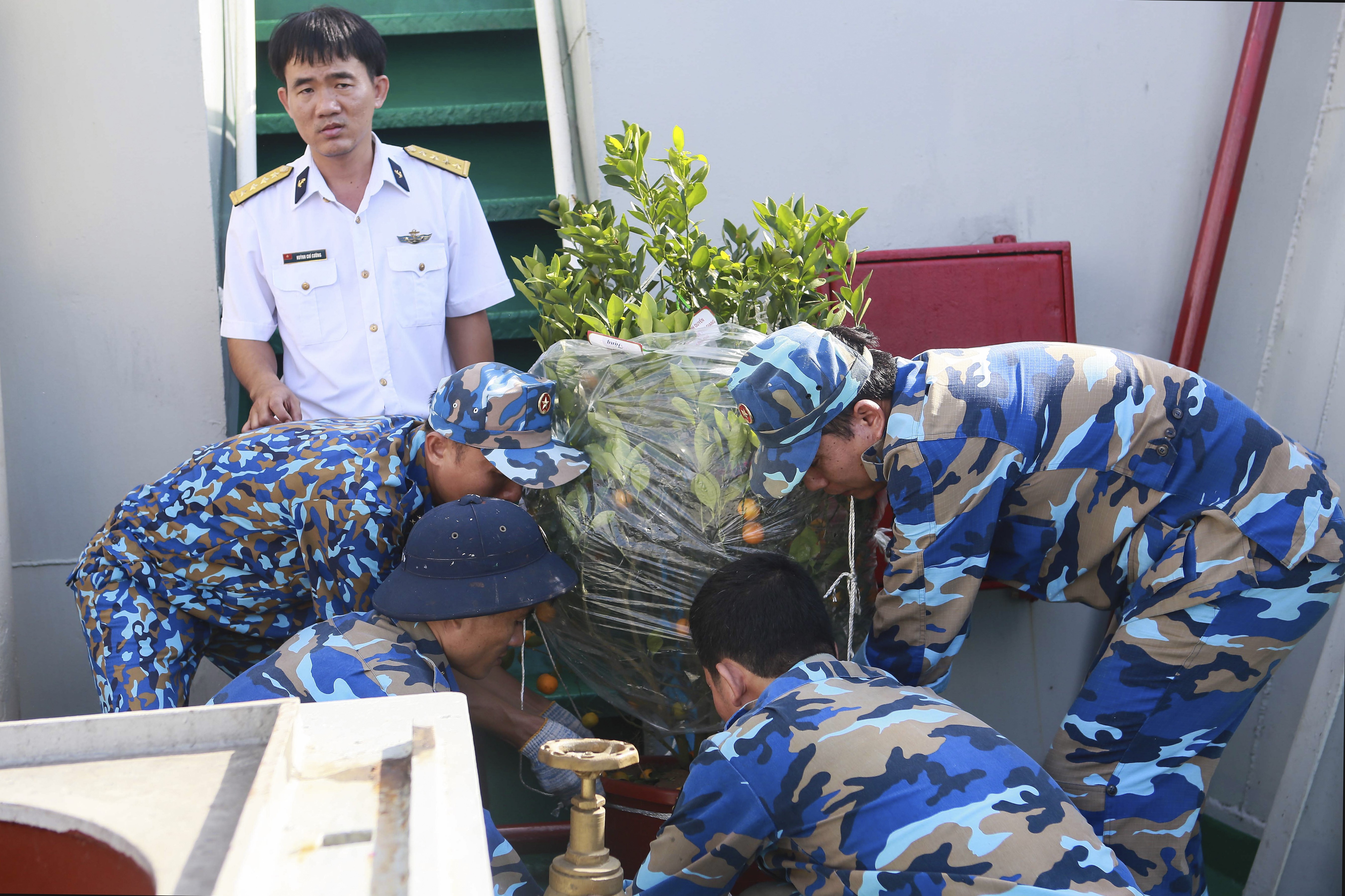 Chuyển quà Tết đến nhà giàn