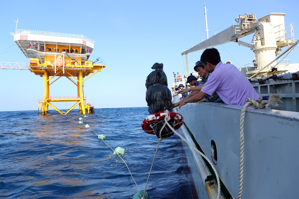 Thả hàng xuống biển.