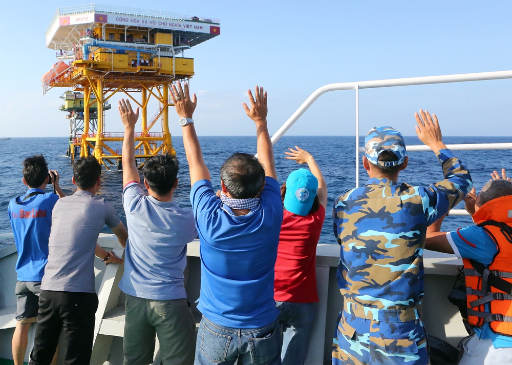 Các thành viên đoàn công tác chào tạm biệt cán bộ, chiến sĩ nhà giàn để tiếp tục chuyến hành trình.