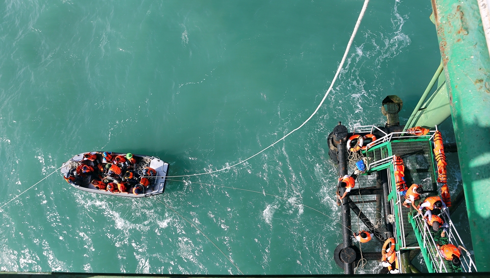 Các thành viên của đoàn công tác tiếp cận Nhà giàn DK1/10 (Bãi cạn Cà Mau) bằng ca nô.