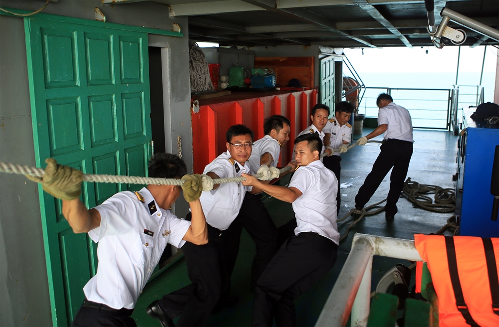 Cán bộ Nhà giàn DK1/10 sử dụng hệ thống ròng rọc và dây thừng để đưa các thành viên đoàn công tác lên nhà giàn.