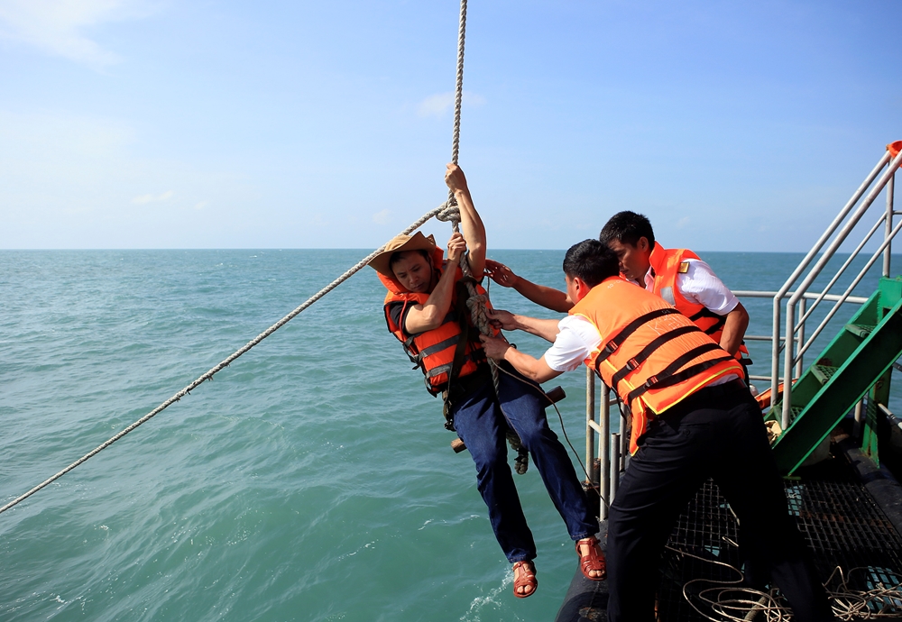 Các thành viên trong đoàn nỗ lực để lên được Nhà giàn DK1/10.