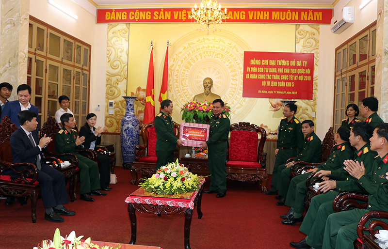 Đại tướng Đỗ Bá Tỵ thăm, chúc tết Bộ tư lệnh Quân khu 5