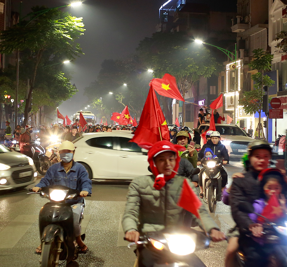 Người dân Thủ đô đổ ra đường ăn mừng chiến thắng của ĐT Việt Nam tại Asian Cup