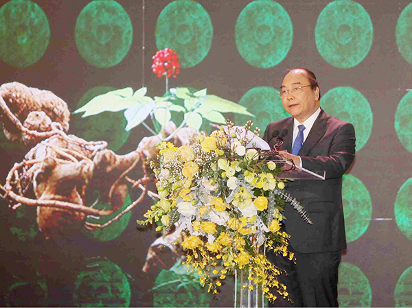 Thủ tướng Nguyễn Xuân Phúc dự triển lãm “Di sản Văn hóa và Sâm Ngọc Linh Kon Tum - Báu vật đại ngàn”