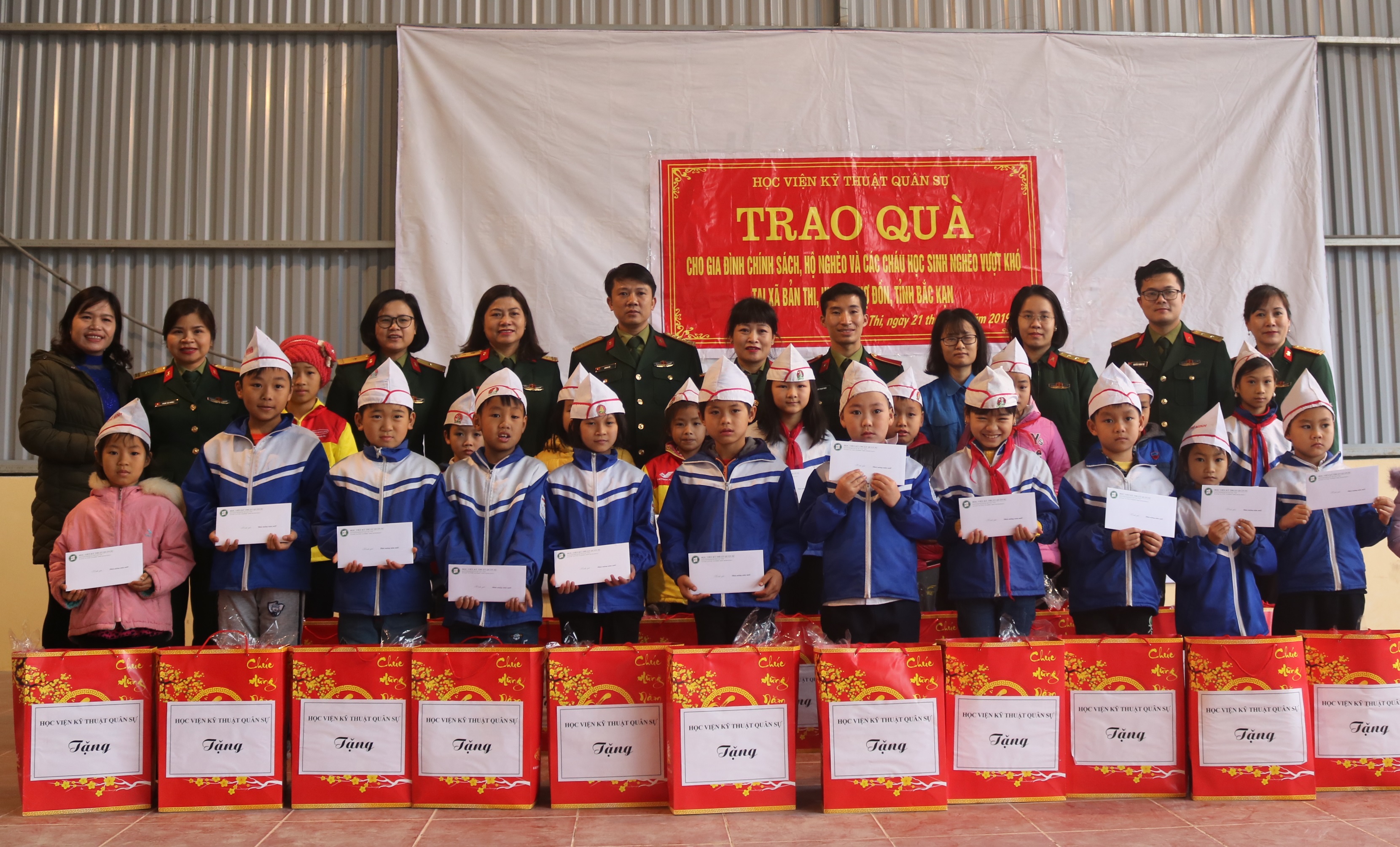 Học viện Kỹ thuật Quân sự thăm, tặng quà Tết gia đình chính sách, hộ nghèo tại Bắc Kạn