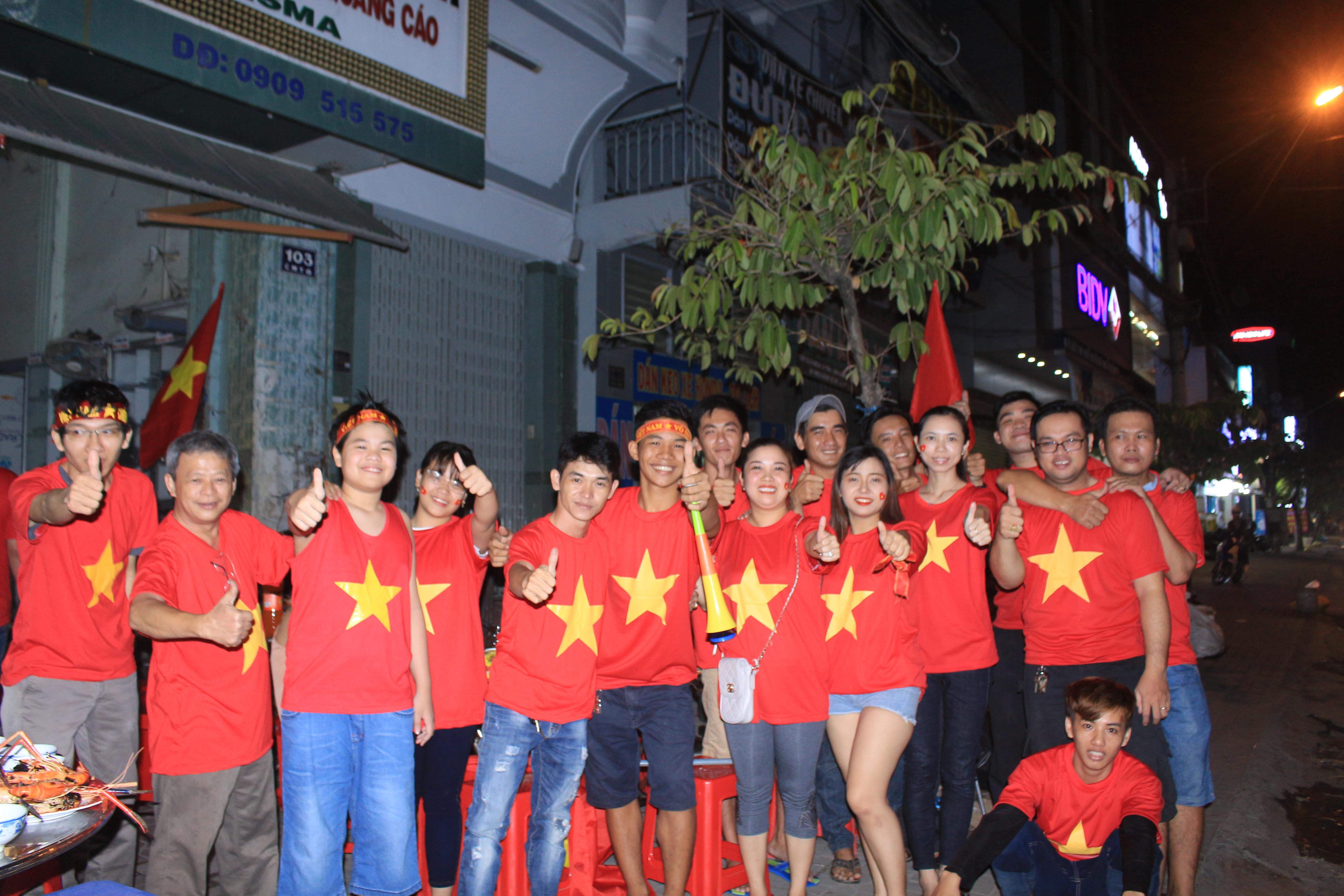 Cả nước hân hoan mừng chiến thắng