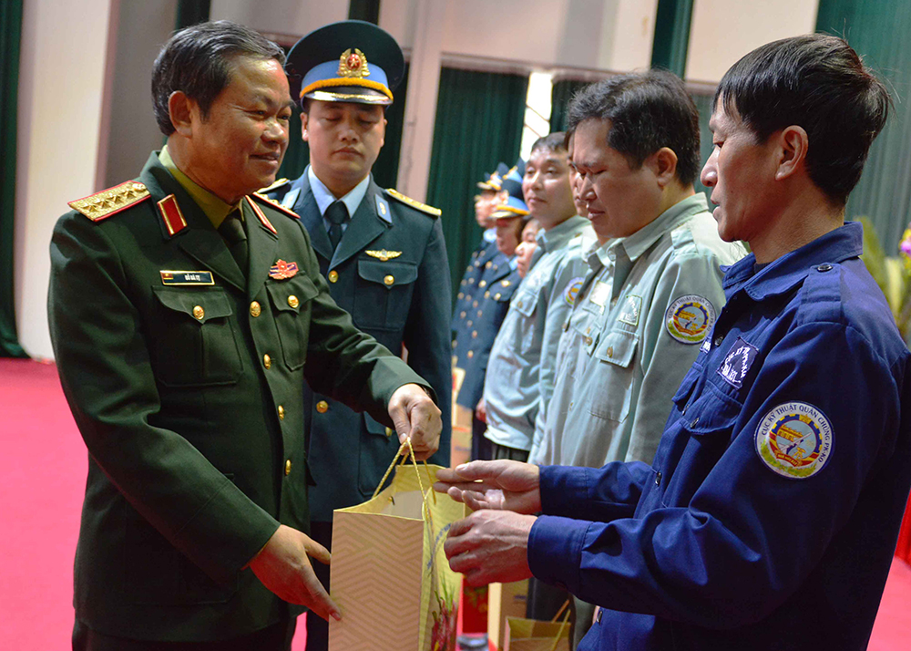 Lãnh đạo Quốc hội thăm, tặng quà người lao động nhà máy A31