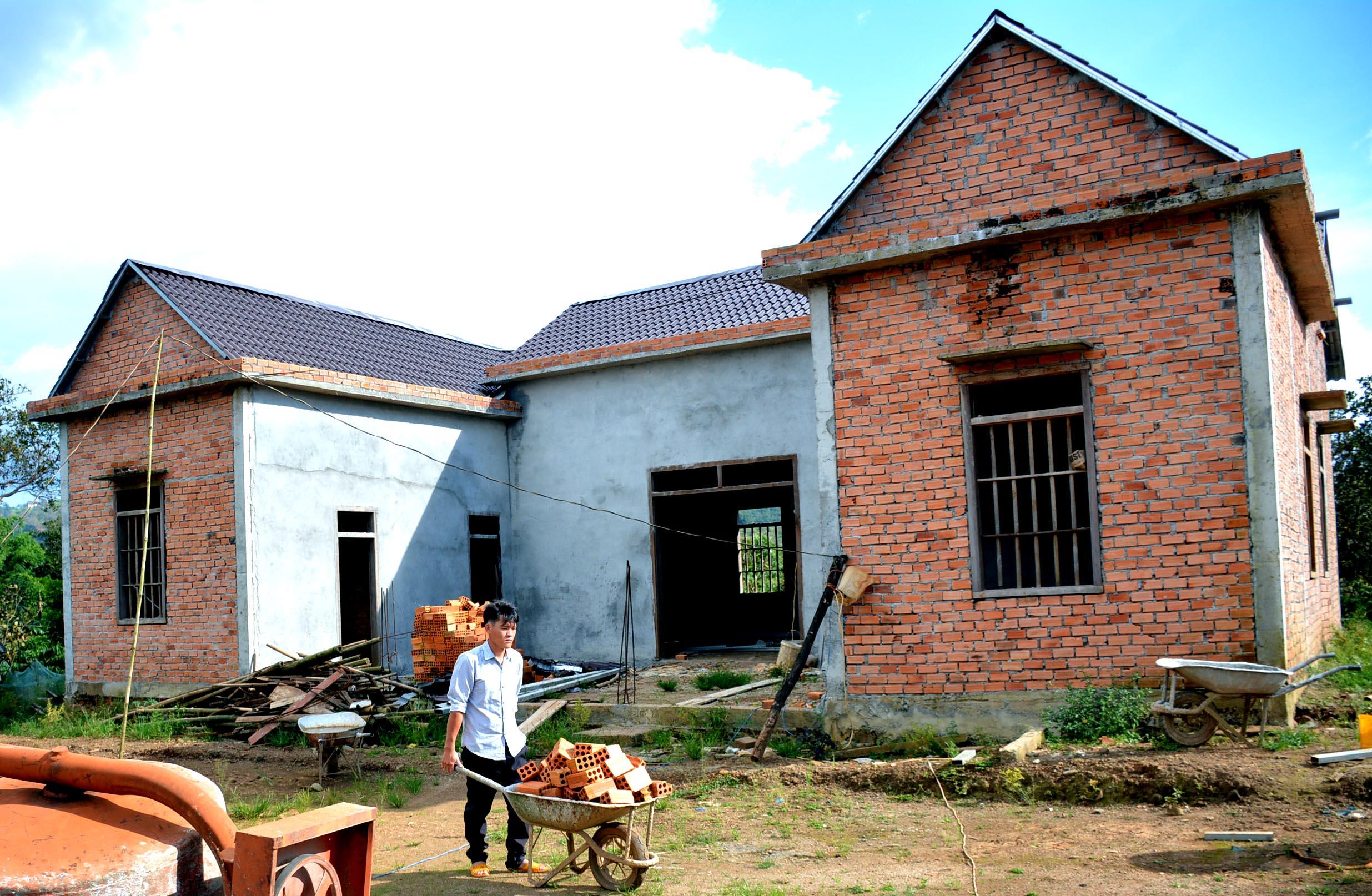 Bản làng ấm no nhờ bộ đội