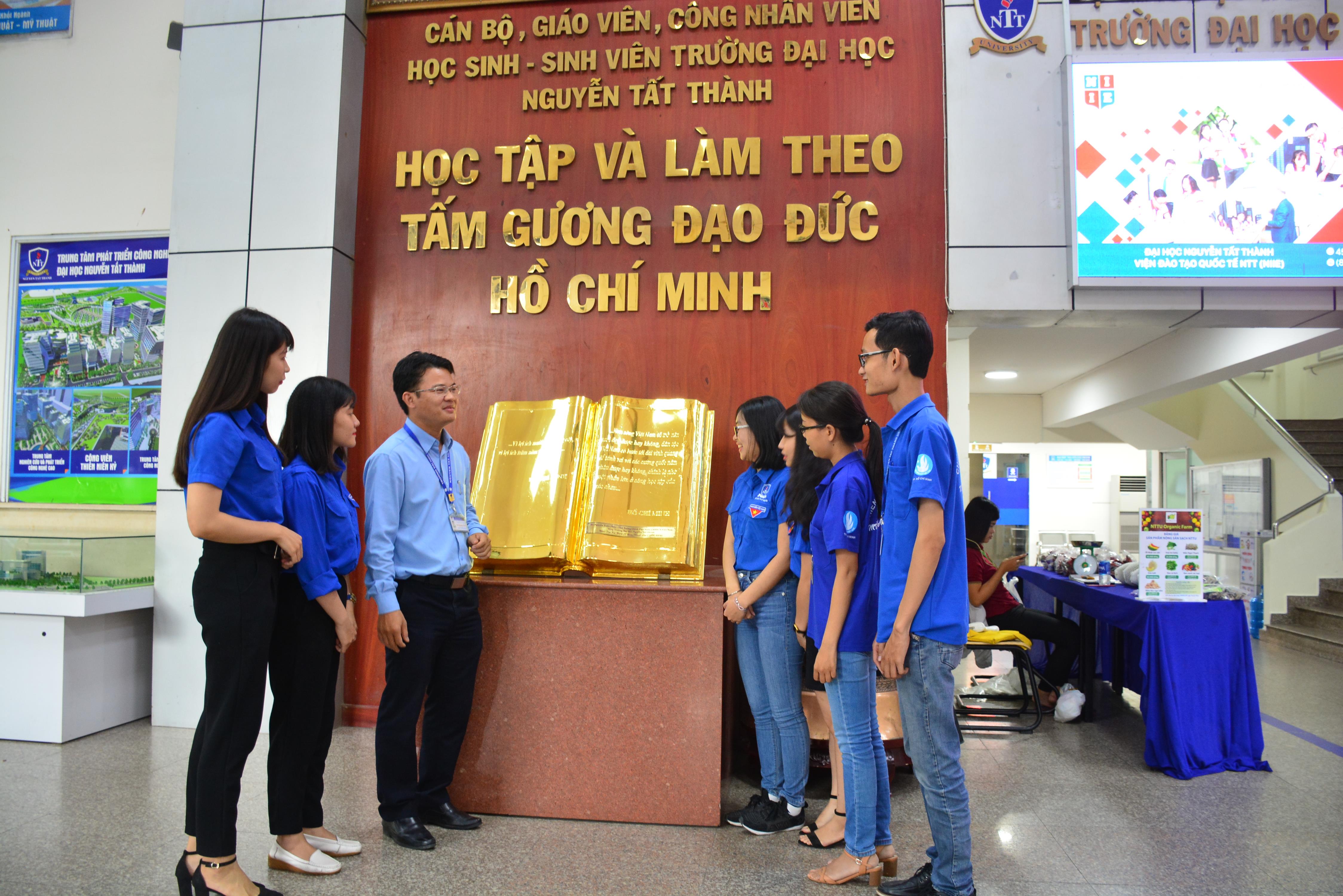 Bài 3: Tạo thuận lợi để thu hút nhiều sinh viên vào Đảng