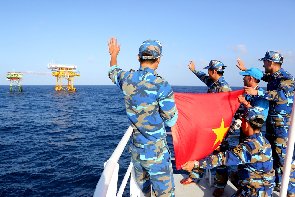 Lá cờ được anh Võ Việt và thủy thủ giơ cao khi tàu Trường Sa 19 hướng về nhà giàn DK1/12 (Cụm Tư Chính)
