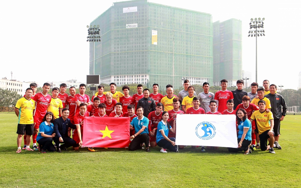 ĐT bóng đá Việt Nam trao tặng lá cờ và chụp ảnh chung với các thành viên của CLB