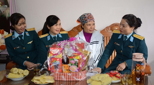 Ban phụ nữ Quân chủng PK-KQ thăm, tặng quà các đối tượng có hoàn cảnh khó khăn