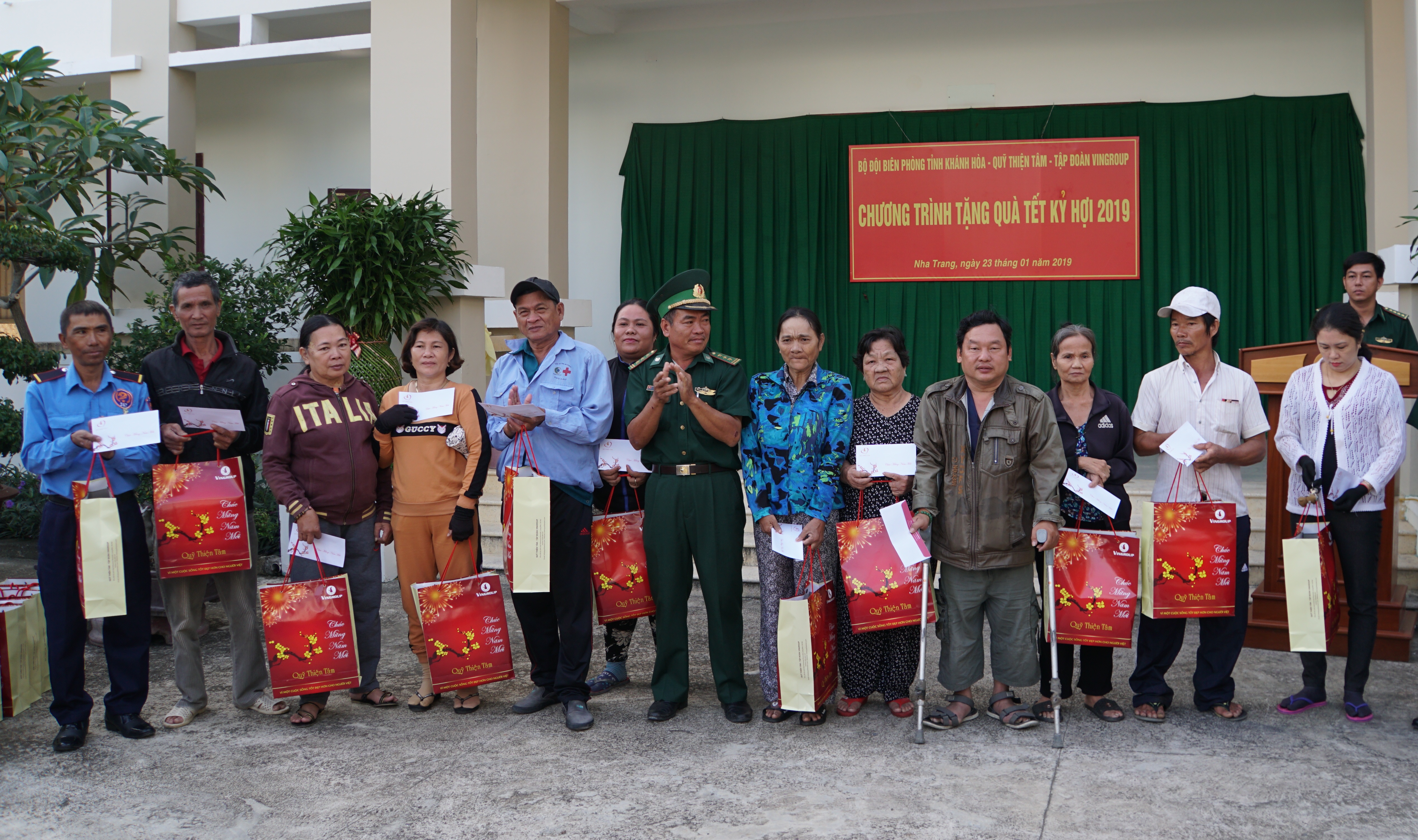 BĐBP tỉnh Khánh Hòa trao hơn 300 suất quà Tết tặng đồng bào nghèo