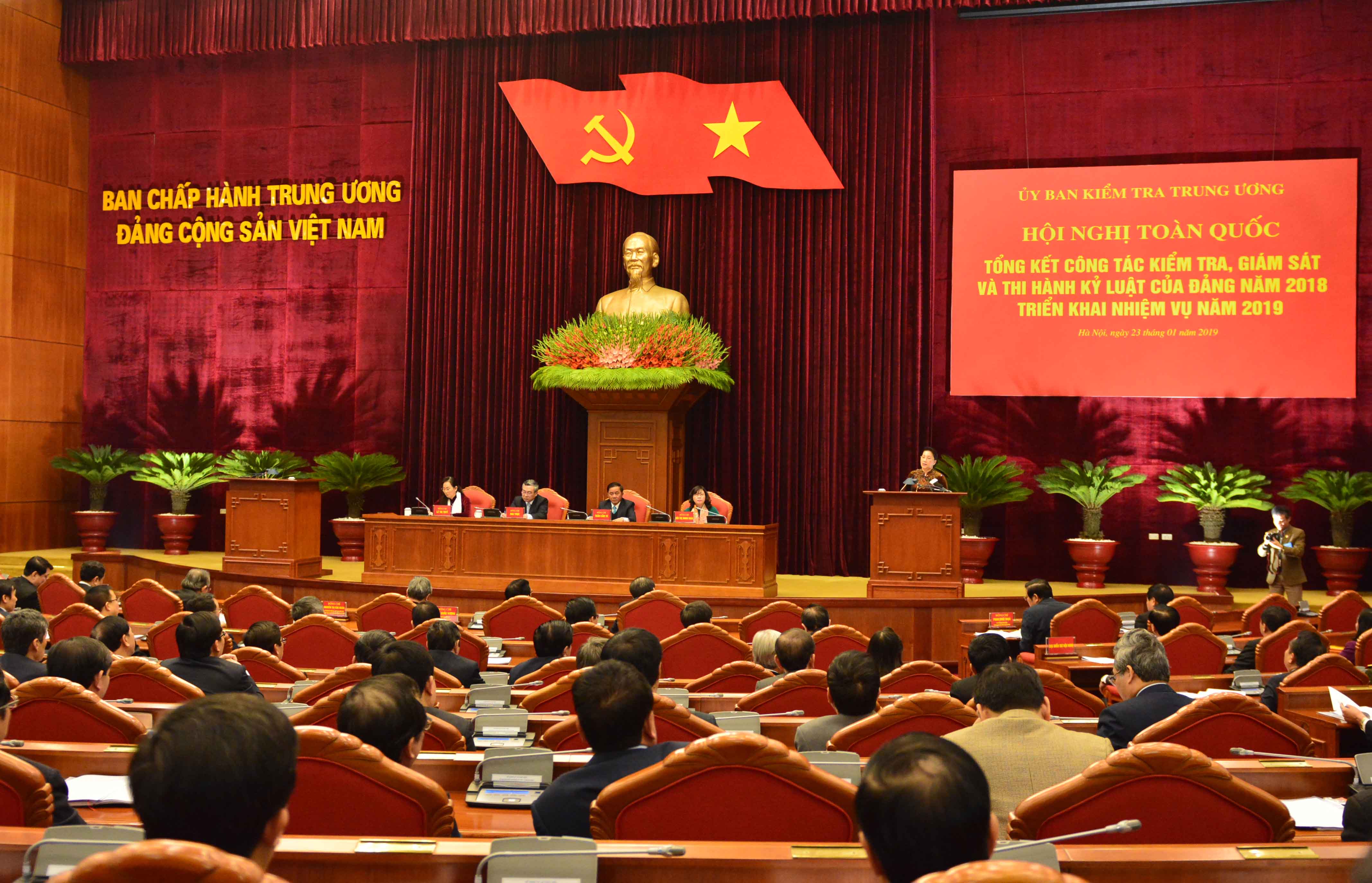 NGHIÊM MINH ĐỂ GIỮ VỮNG KỶ CƯƠNG, KỶ LUẬT CỦA ĐẢNG