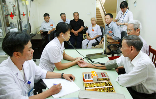 HOÀN THIỆN PHÁP LUẬT ƯU ĐÃI NGƯỜI CÓ CÔNG