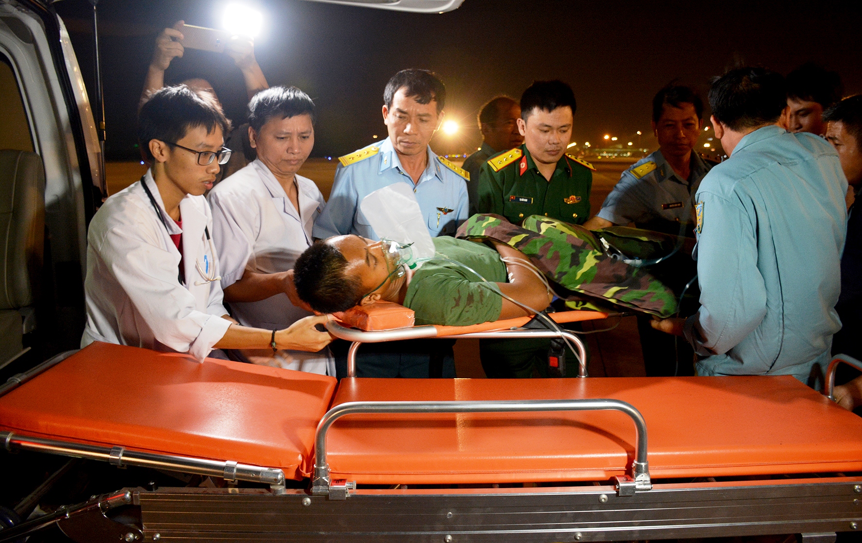 Trực thăng cấp cứu quân nhân từ Đảo Thổ Chu về sân bay Tân Sơn Nhất an toàn