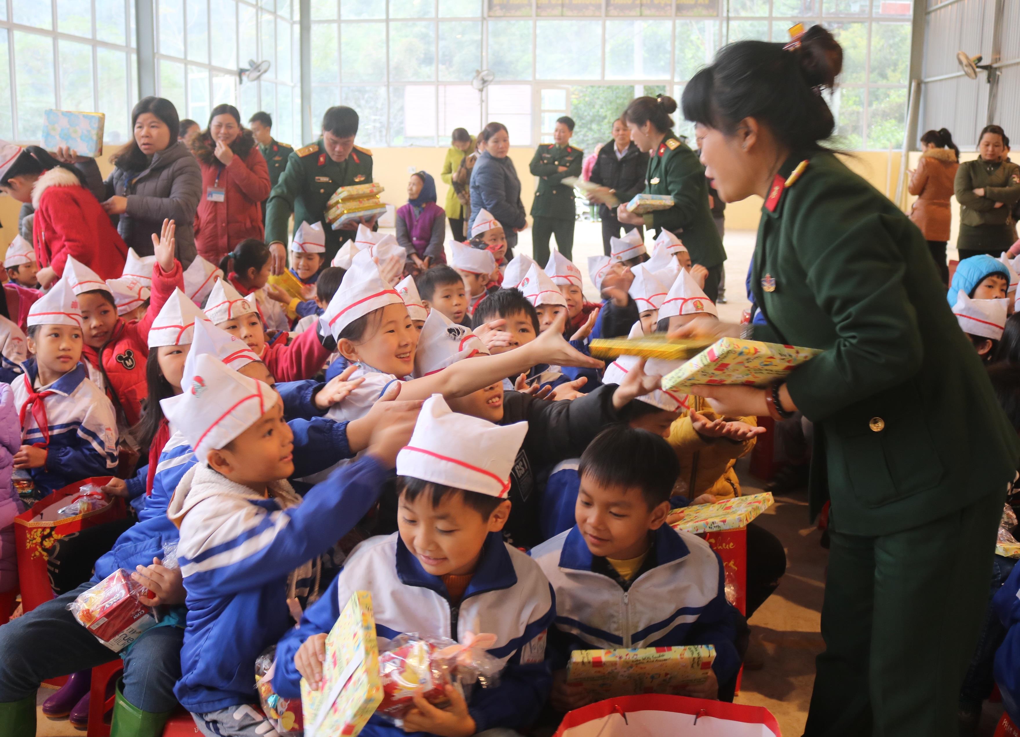 Đem Tết về với người dân Bản Thi

