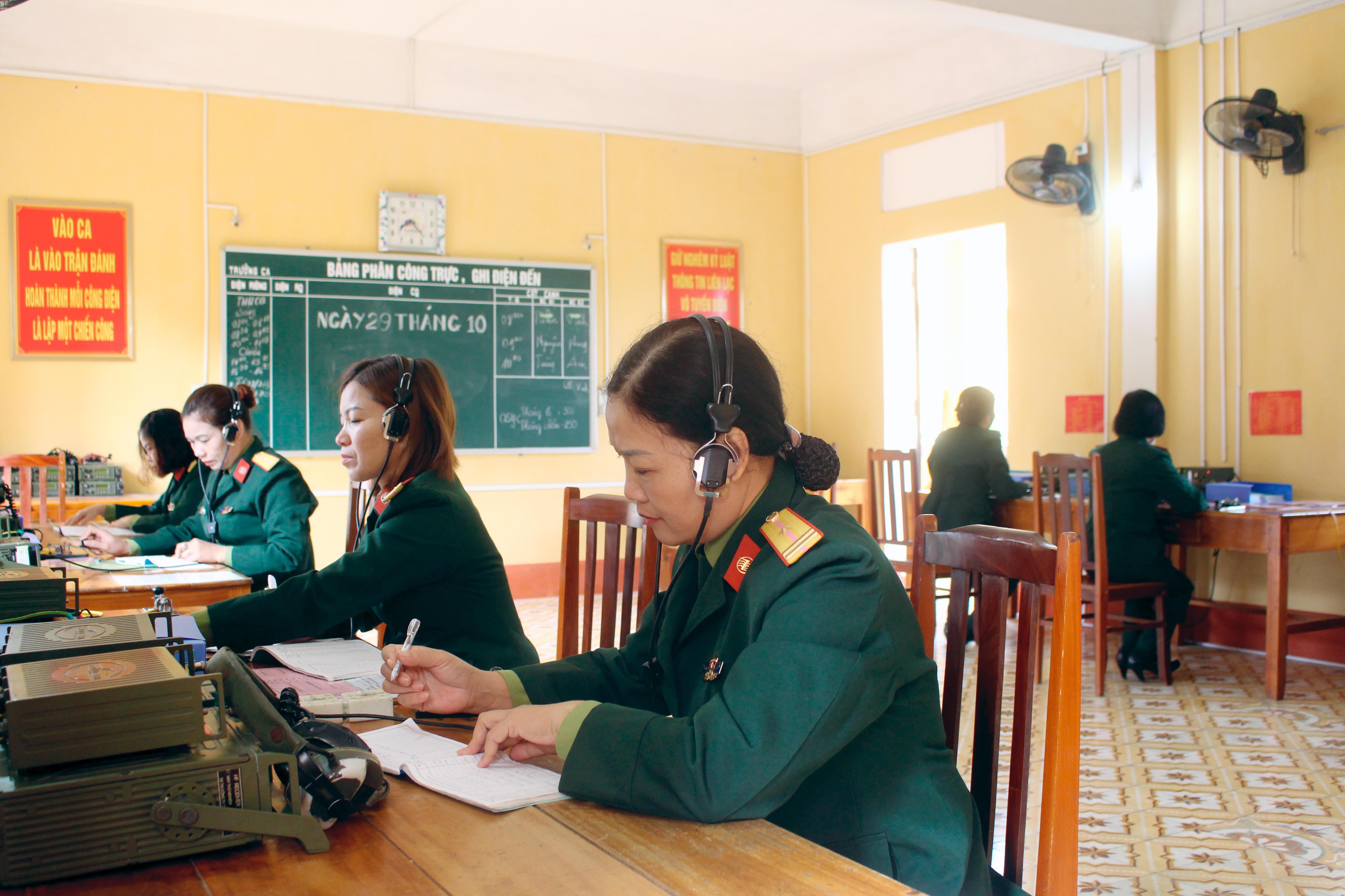 Nữ chiến sĩ thông tin hai giỏi