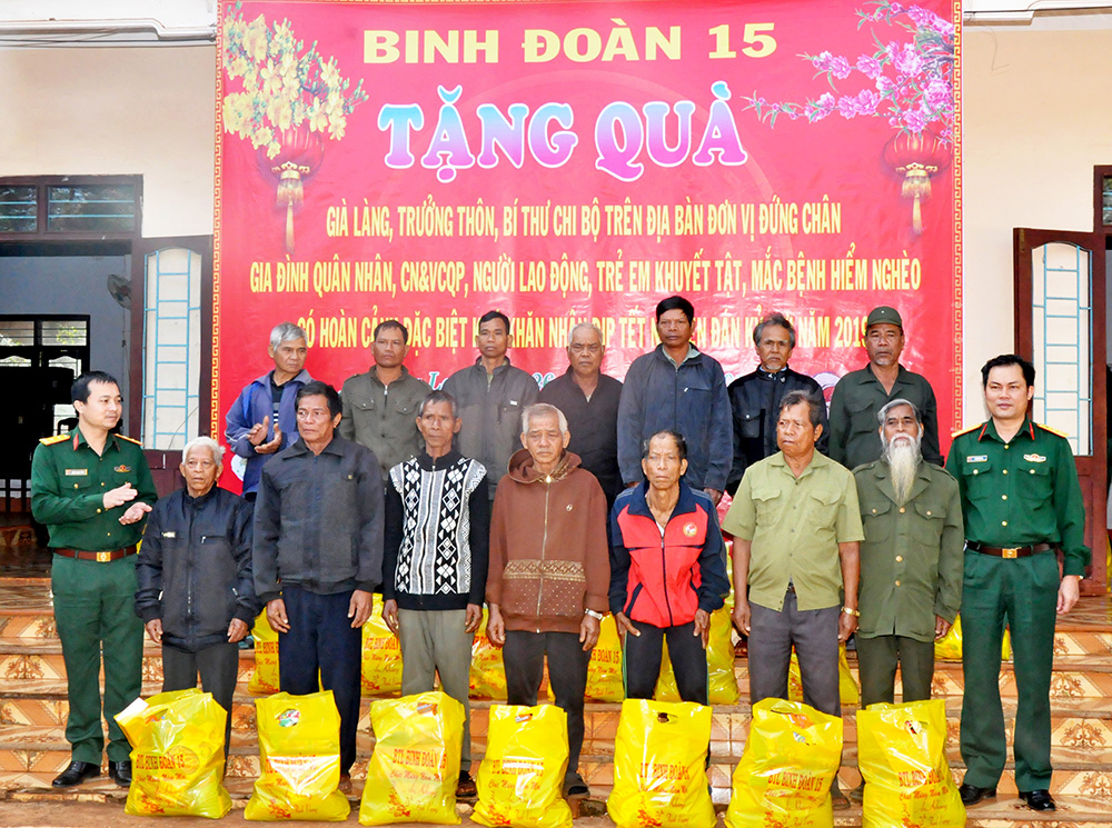 Binh đoàn 15 chúc Tết đồng bào nghèo vùng biên giới tỉnh Gia Lai