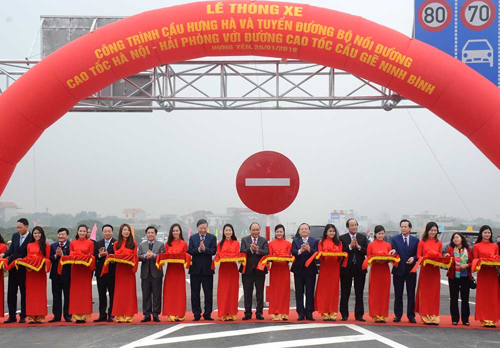 Thủ tướng Nguyễn Xuân Phúc phát lệnh thông xe cầu Hưng Hà và đường nối hai tuyến cao tốc

