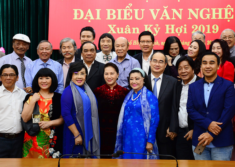 Chủ tịch Quốc hội Nguyễn Thị Kim Ngân gặp mặt đại biểu văn nghệ sĩ khu vực phía Nam

