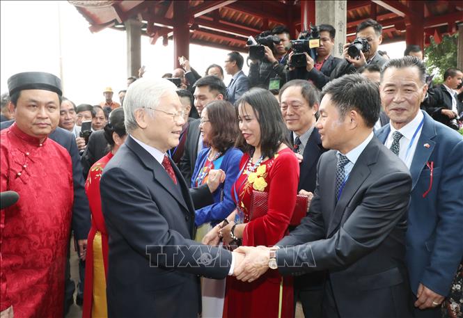 Tổng Bí thư, Chủ tịch nước Nguyễn Phú Trọng và Phu nhân cùng kiều bào thực hiện nghi thức thả cá chép tiễn ông Táo

