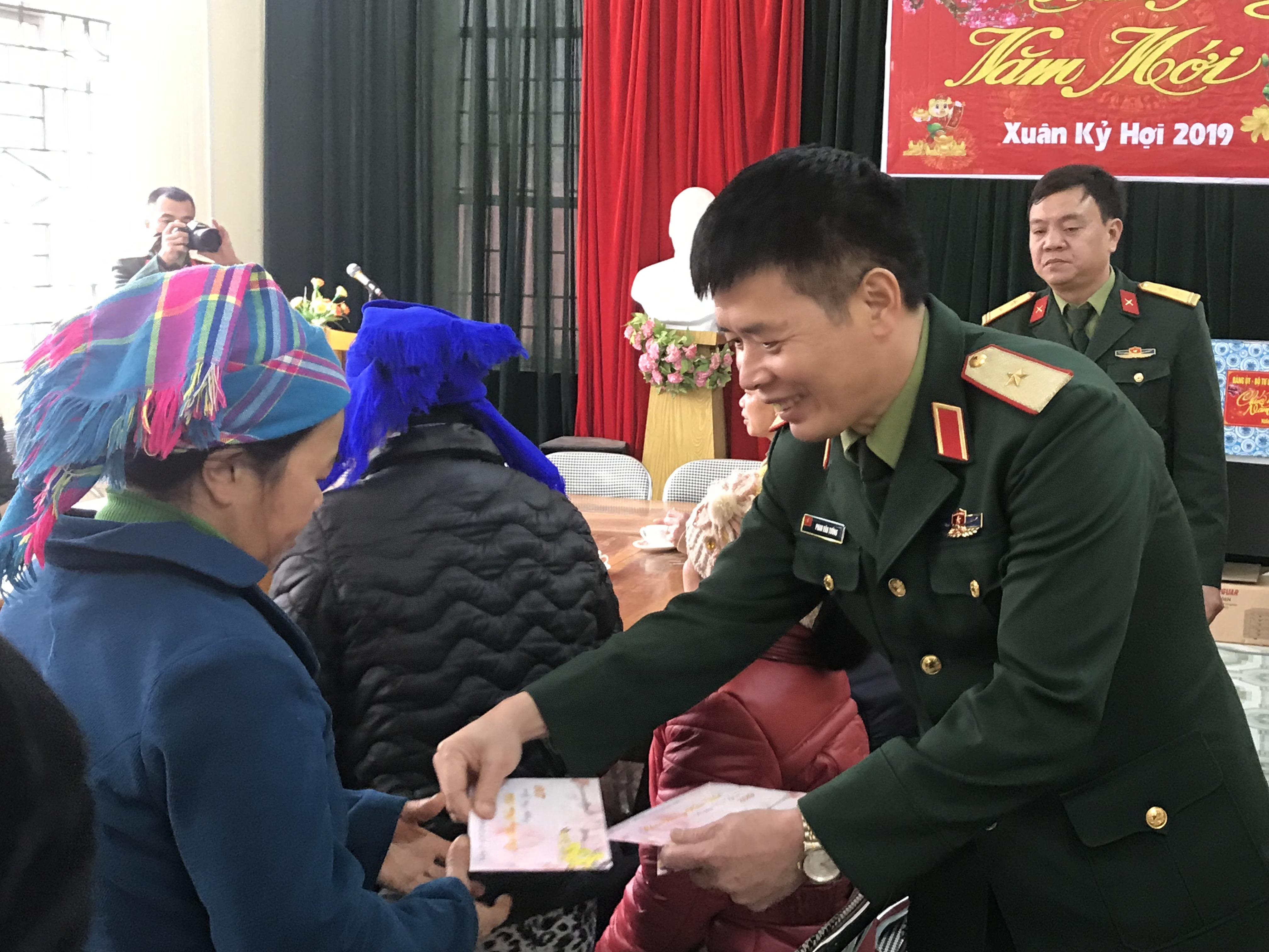 Chăm lo Tết cho người có công và người nghèo