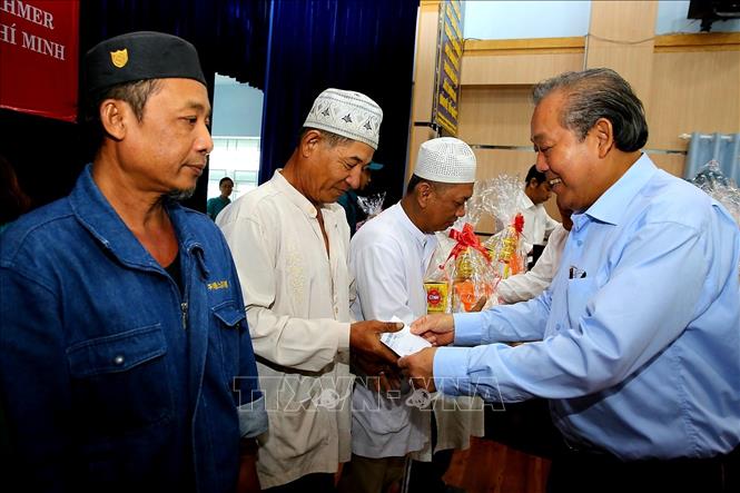 Phó Thủ tướng Thường trực Chính phủ tặng quà Tết cho đồng bào Chăm ở Thành phố Hồ Chí Minh

