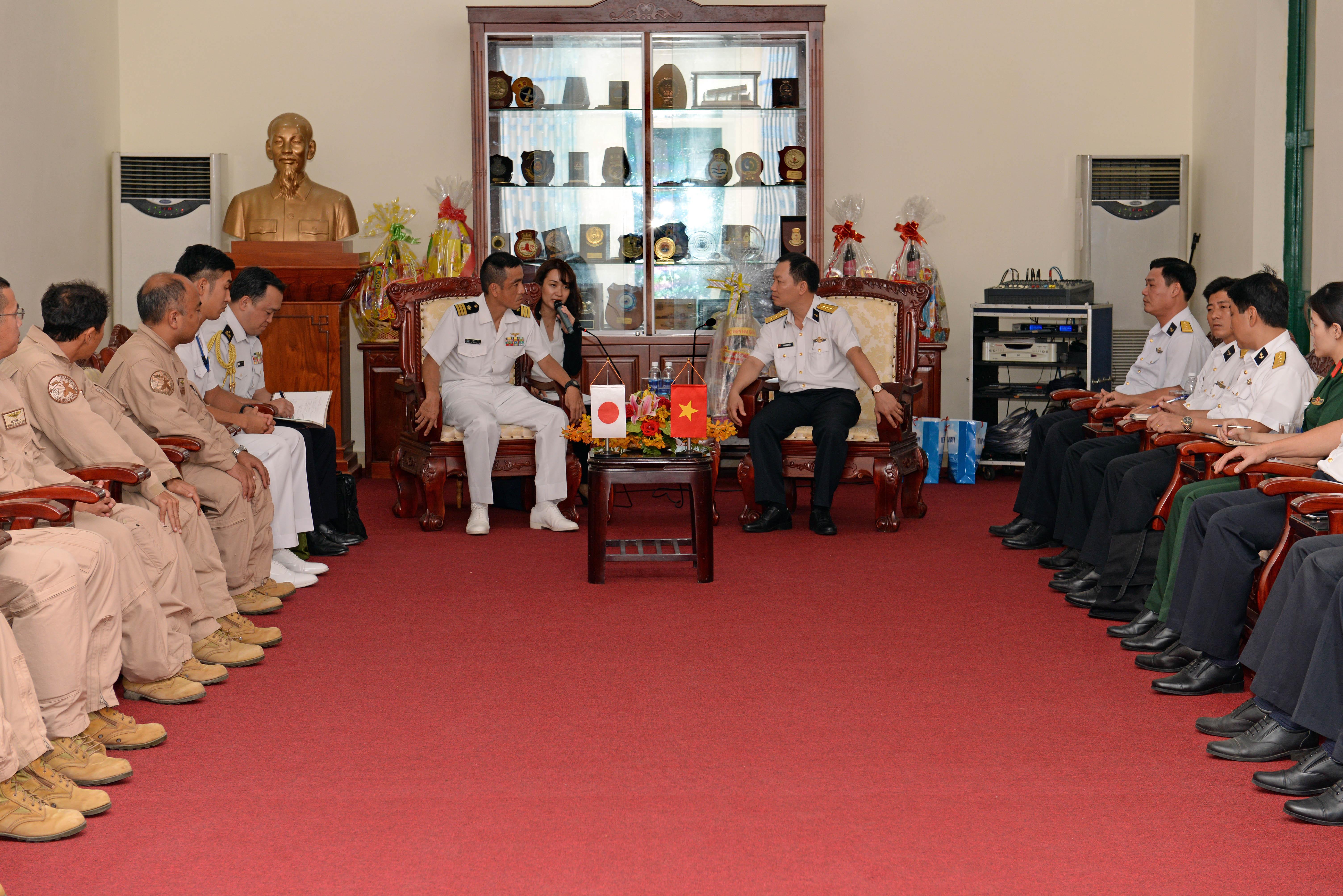 Lực lượng Tự vệ trên biển Nhật Bản thăm, giao lưu với Hải quân Việt Nam