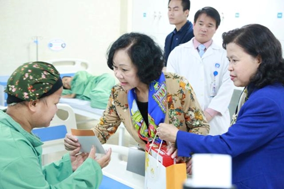 Quỹ Hỗ trợ bệnh nhân ung thư - Ngày mai tươi sáng thăm và tặng quà tại Phú Thọ