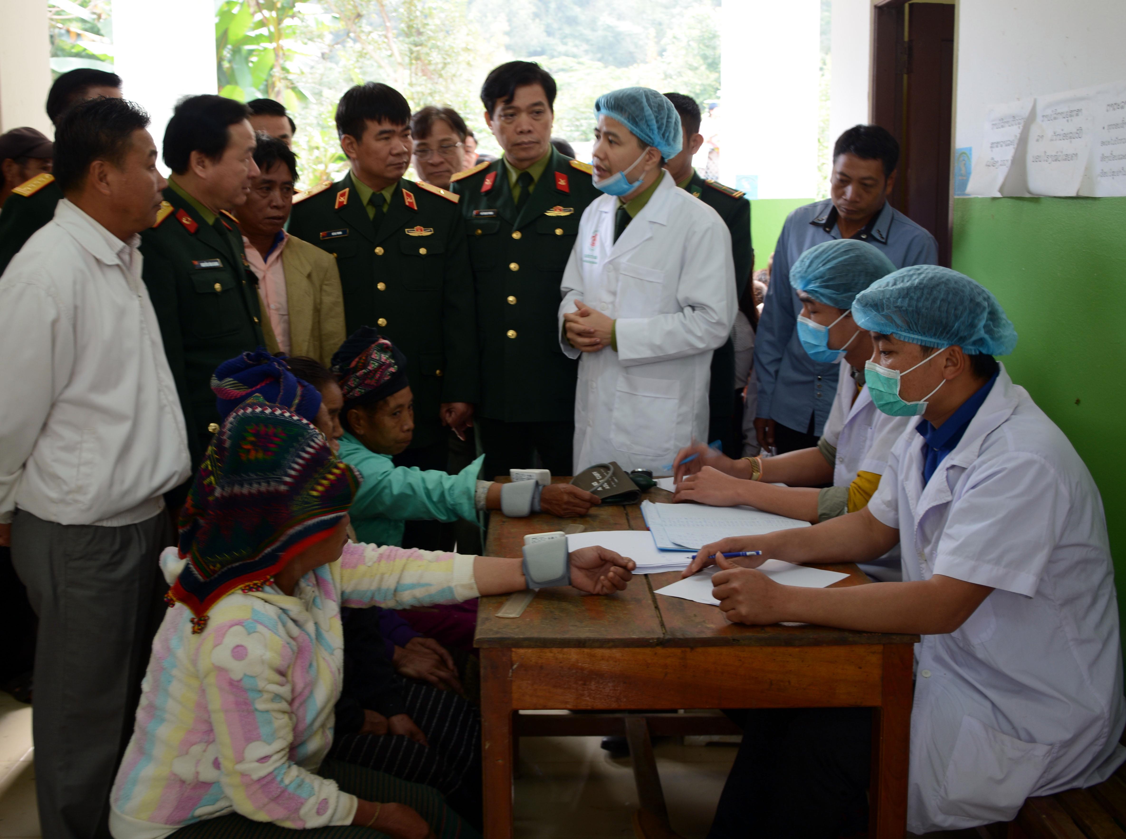 Nghĩa tình trên đất Hủa Phăn