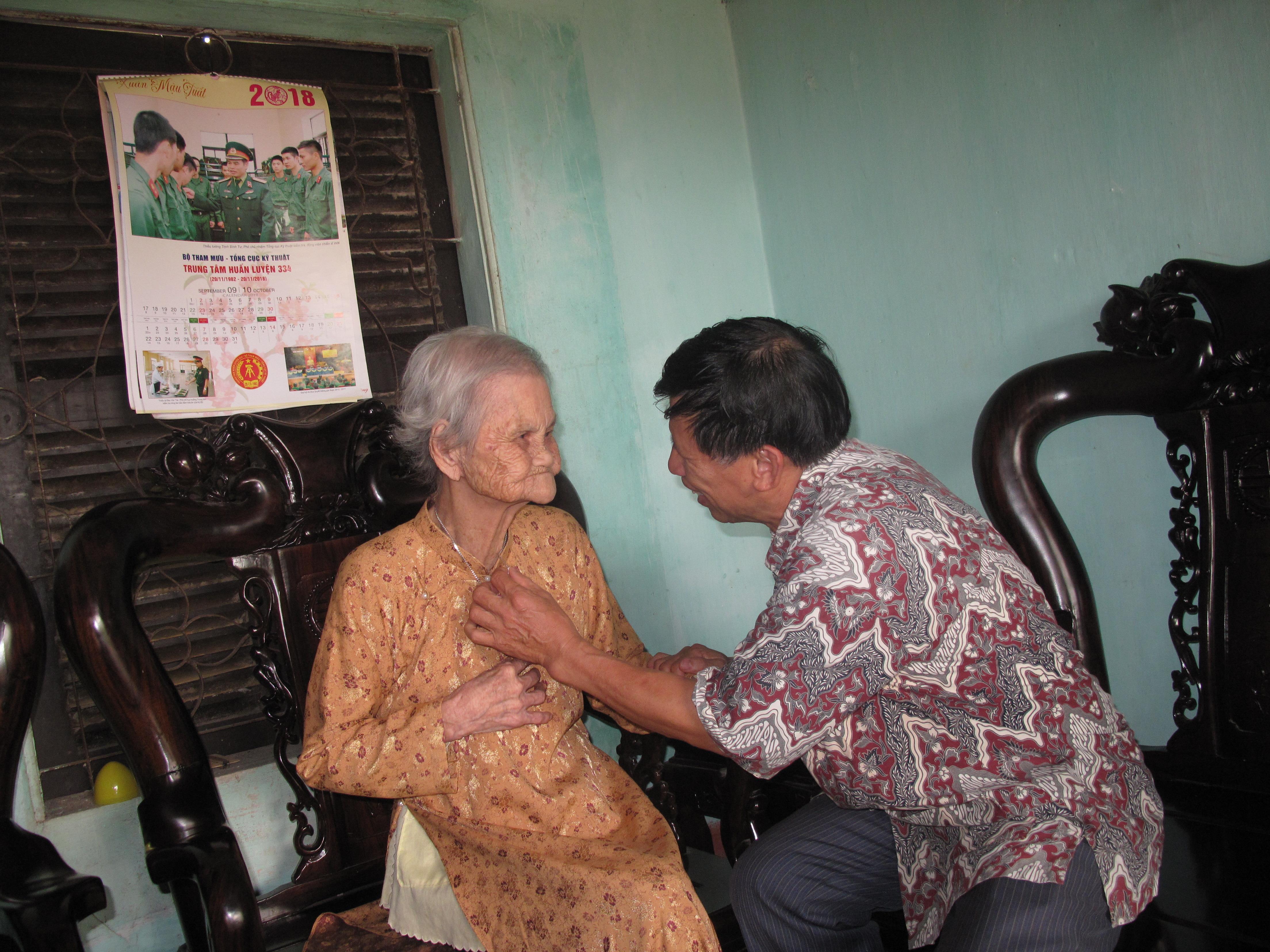 Trên đầu mẹ mây trắng vẫn bay