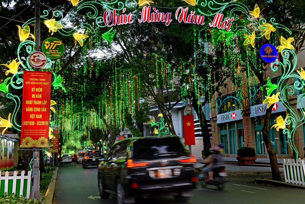 Các tuyến đường ở TP Hồ Chí Minh được trang hoàng lộng lẫy.
