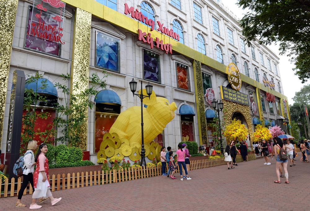 Nhiều tòa nhà trang trí mừng Xuân cuốn hút du khách.