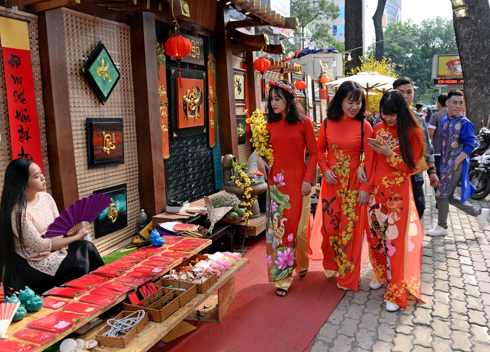 Sắc đỏ trên phố ông đồ.