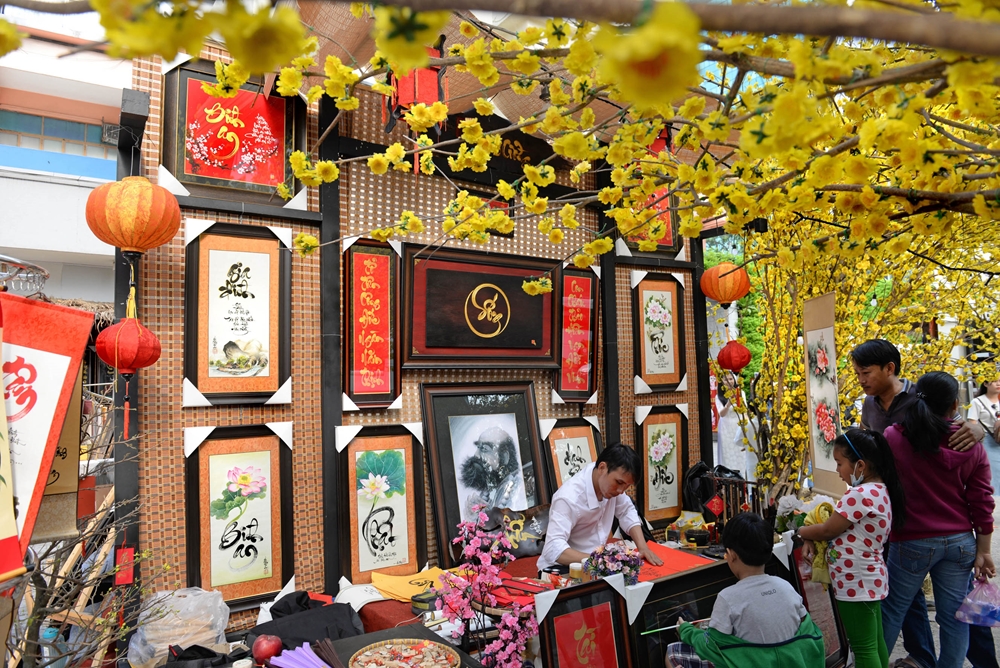 “Xin chữ” về treo ngày Tết.