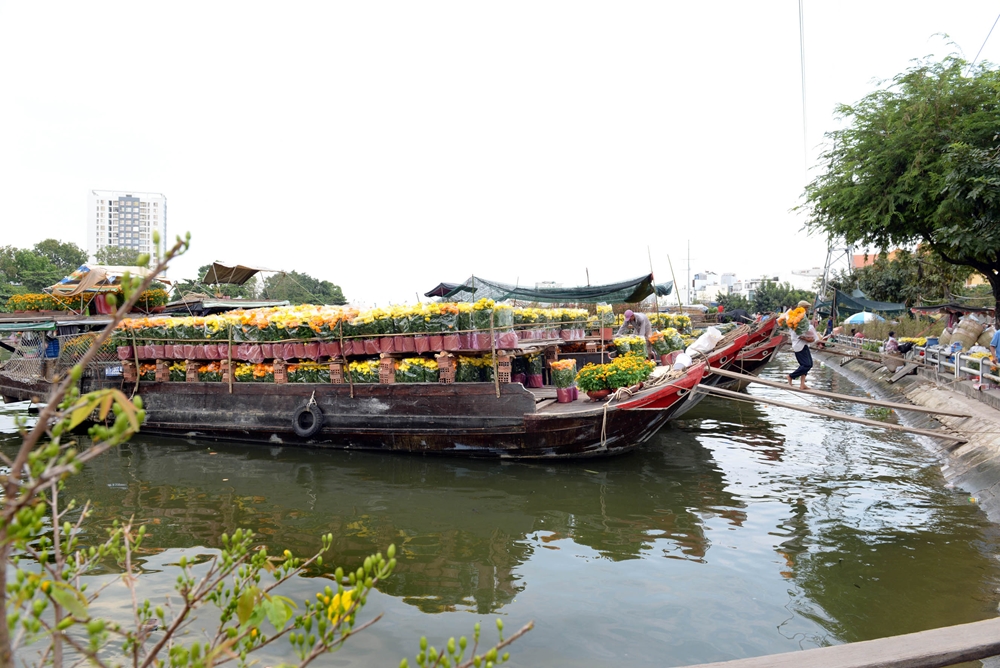 Trước tết, các kênh rạch tại TP Hồ Chí Minh lại tấp nập ghe thuyền từ các tỉnh miền Tây Nam bộ chở hoa lên bán.