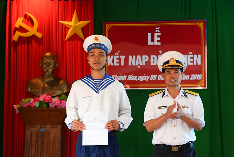 Kết nạp đảng viên mới trên đảo.